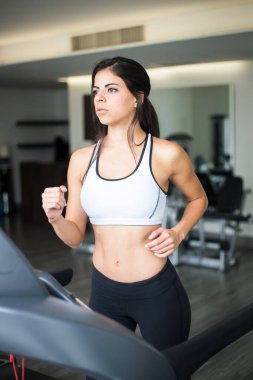 Genç kadın spor salonunda çalışıyor. Koşu bandında. Sağlıklı bir yaşam tarzı..
