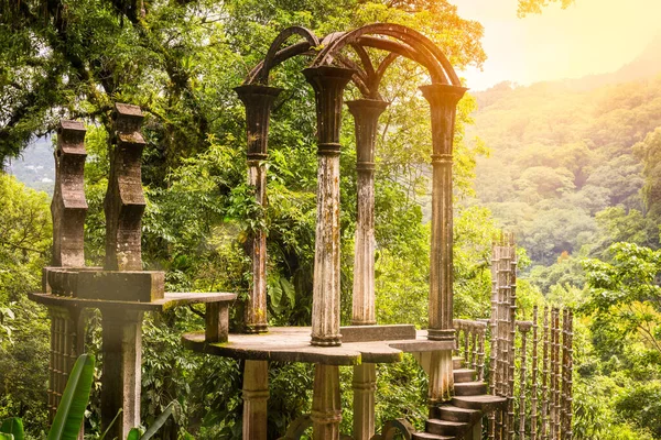 Las Pozas, Xilitla Mexico 'da Ed' in sürrealist botanik bahçesi.