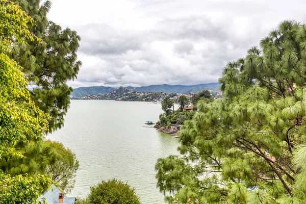 Valle de Bravo, Meksika 'da bir şehirdir. Popüler Hafta