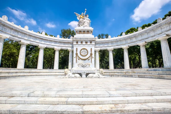 Meksika şehir merkezindeki Başkan Benito Juarez Hemicyle Anıtı
