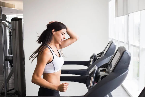 Ung kvinna träning i gym löpband hälsosam livsstil. — Stockfoto