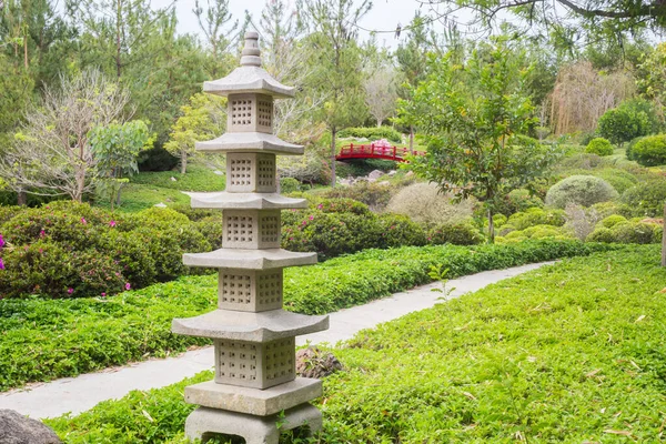 Jardín japonés con torre y puente — Foto de Stock
