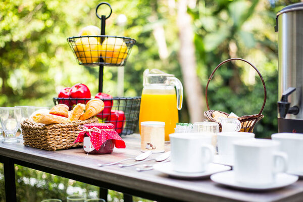 Завтрак с кофе, соком, круассанами и фруктами
