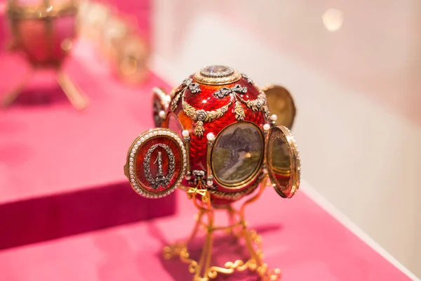 Metropolitan Sanat Müzesi 'ndeki Faberge yumurtaları. New York Şehri, N