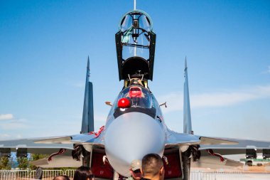 Sergi jet yakından görmek önden görünümü.