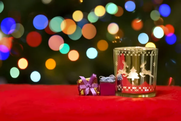 Vela de Navidad y presenta decoraciones en fondo de vacaciones deslumbrado — Foto de Stock