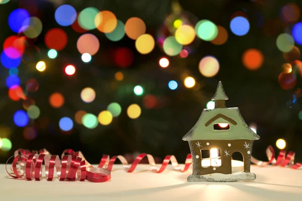 Vela de Navidad y presenta decoraciones en fondo de vacaciones deslumbrado — Foto de Stock