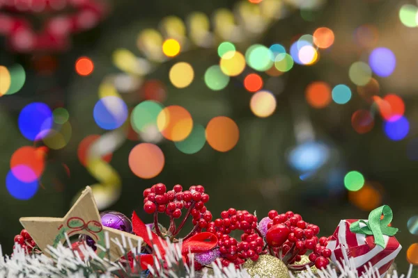Bokeh arka plan üzerinde Noel süsleri