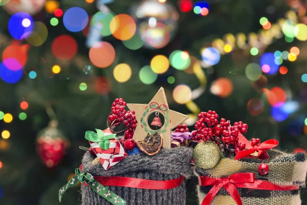 Bokeh arka plan üzerinde Noel süsleri