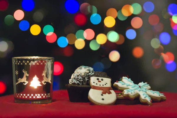 Weihnachtskerze und Geschenke auf blauem Hintergrund — Stockfoto