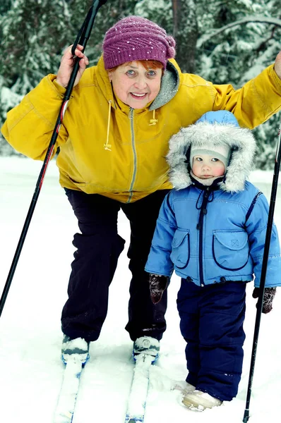 Abuela y nieto en un viaje de esquí —  Fotos de Stock