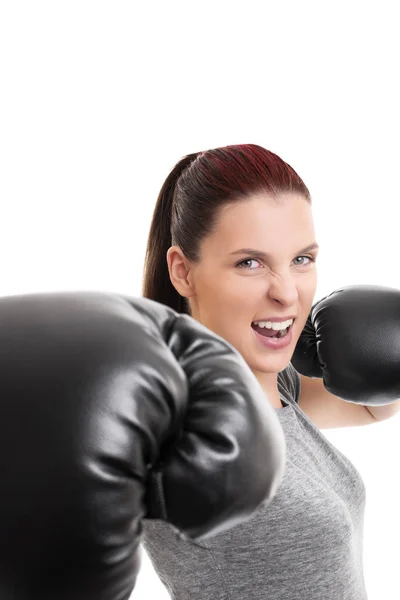 Hermosa chica con guantes de boxeo perforando la cámara — Foto de Stock