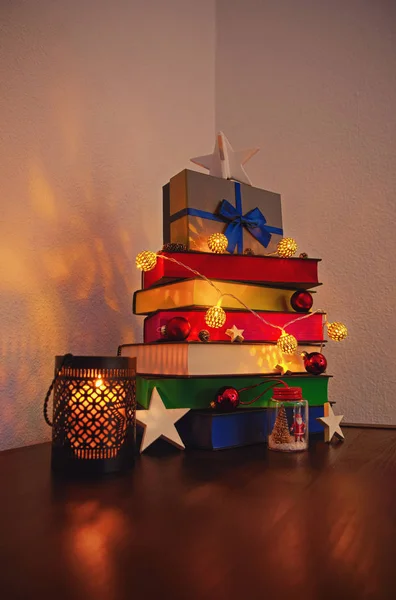 Árvore de Natal bonito feito de livros coloridos — Fotografia de Stock