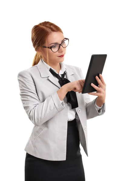 Schöne Geschäftsfrau im Anzug mit Tablet in der Hand — Stockfoto