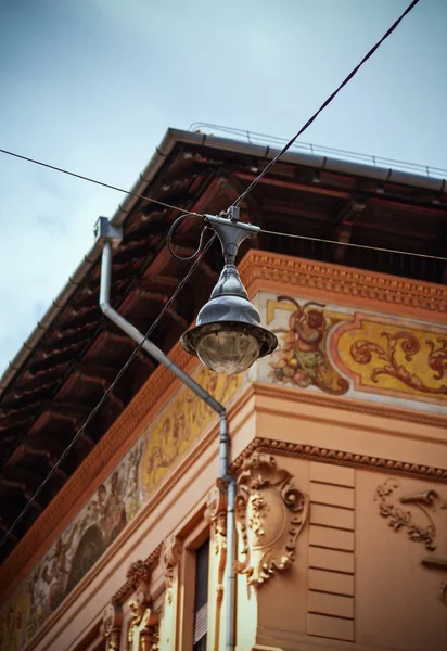 Antiguo farol en el cruce de cables colgando por encima de la calle — Foto de Stock