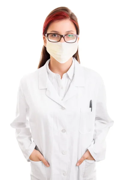 Cerrahi maskeli ve elleri Po 'da olan ciddi görünümlü bir kadın doktor. — Stok fotoğraf