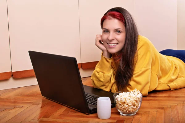 Chica joven lista para ver una película con palomitas de maíz y taza de d caliente — Foto de Stock