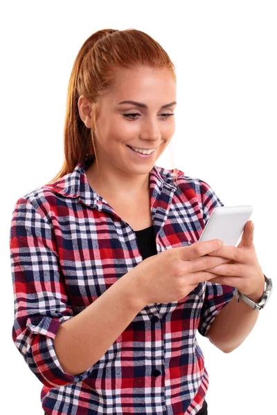 美しい笑顔の若い女性は 携帯電話を見て Smsメッセージを読んだり インターネットやショッピングのオンラインやテキストメッセージをサーフィンし 白い背景に隔離されました テクノロジーとソーシャルメディアの概念 — ストック写真