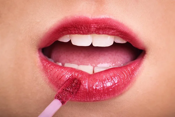 Kosmetik Riasan Dan Konsep Perawatan Kulit Menutup Wanita Menerapkan Lipstik — Stok Foto