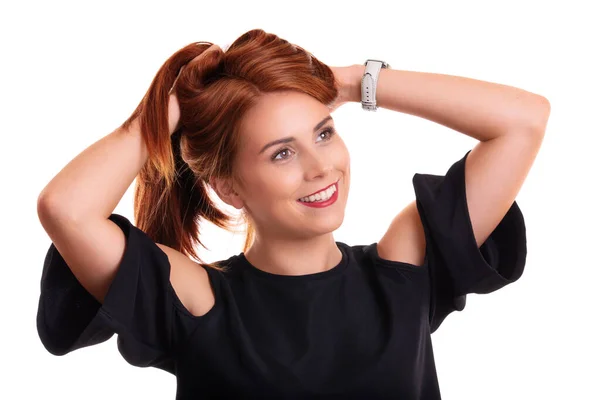 Güzel Gülümseyen Kızıl Saçlı Bir Kadının Portresi Elleri Saçında Beyaz — Stok fotoğraf