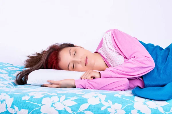 彼女のベッドの中で冷静に眠ってパジャマで美しい若い女の子 美容睡眠のコンセプト — ストック写真