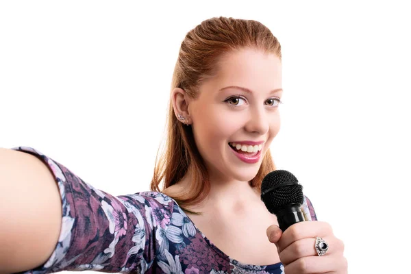 Krásná Mladá Dívka Drží Mikrofon Přičemž Selfie Izolované Bílém Pozadí — Stock fotografie