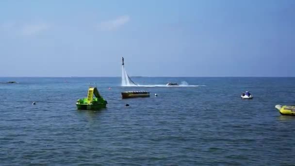 Sziluettjét egy ember szórakozik a Flyboard, a tengeren. — Stock videók