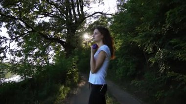 Neşeli kız parkta halter kaldırma
