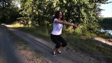 Parkta egzersiz yapıyor ağız kavgası, kadın