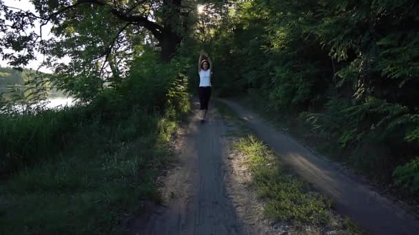 Jeune femme au repos après avoir couru dans le parc 