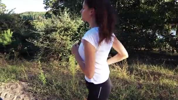 Ragazza corre attraverso il parco . — Video Stock