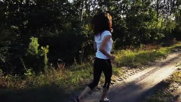 Chica corre por el parque . — Vídeos de Stock