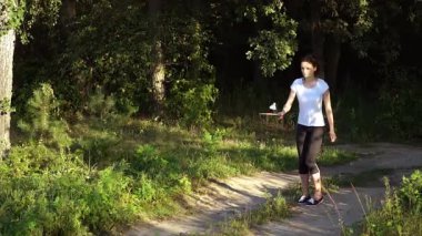 genç kadın badminton oynarken.
