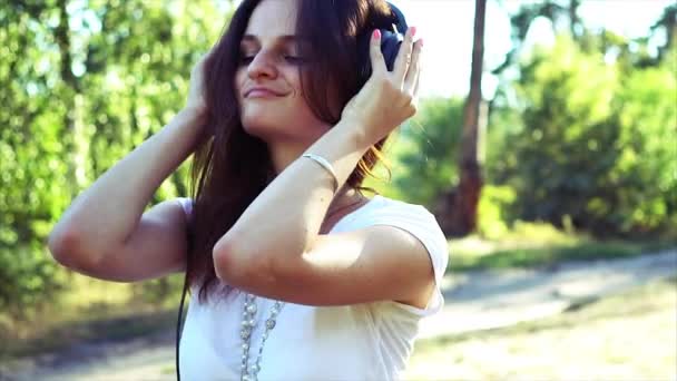 Nöjda kvinna i hörlurar Lyssna på musik. — Stockvideo