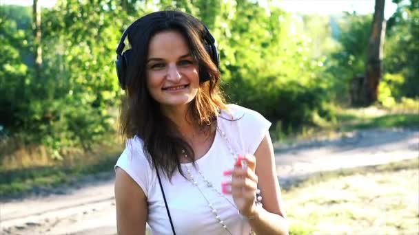 Mujer salida en auriculares escuchando la música . — Vídeo de stock