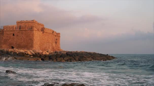 Het Pathos kasteel aan mediterrane kust in Cyprus-eiland. — Stockvideo