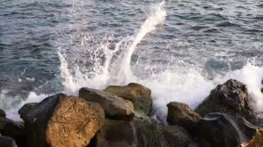 Dalgalar deniz kıyı üzerinde karşı Taş Kırma.