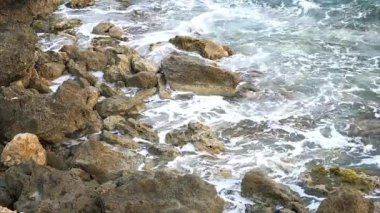 Dalgalar deniz kıyı üzerinde karşı Taş Kırma.