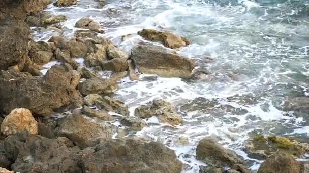 Golven die breken tegen de rotsen op zee kustlijn. — Stockvideo