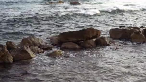 Vlny tříštící skály na pobřeží moře. — Stock video