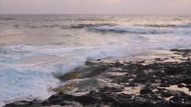 Golven die breken tegen de rotsen op zee kustlijn. — Stockvideo