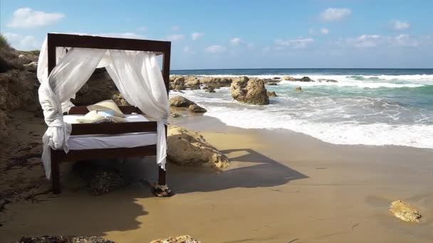 Łóżko do opalania nad morzem. — Wideo stockowe