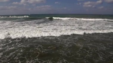 Dalgalar deniz kıyı üzerinde karşı Taş Kırma.