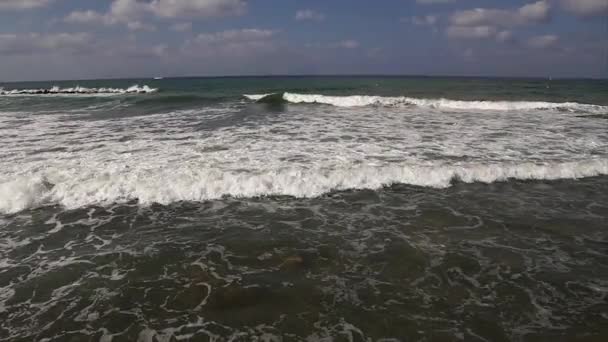 Dalgalar deniz kıyı üzerinde karşı Taş Kırma. — Stok video