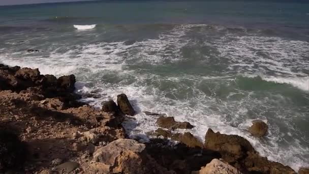 Golven die breken tegen de rotsen op zee kustlijn. — Stockvideo