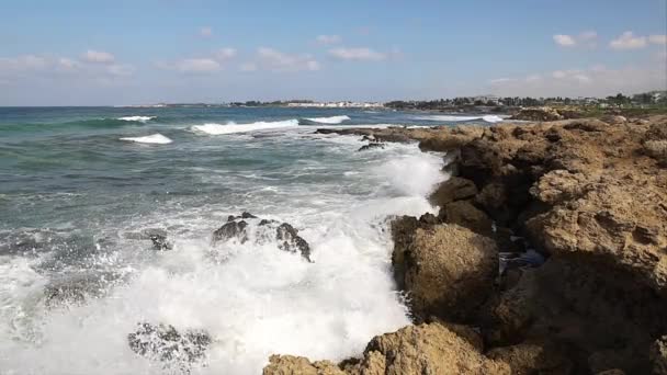 Vågorna bryter mot klipporna på havets kust. — Stockvideo