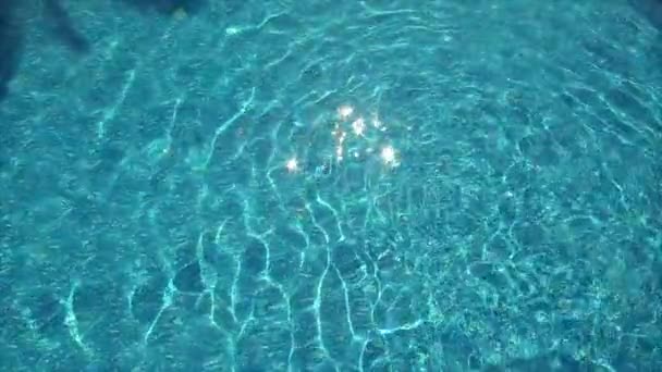 Fondo de patrón ondulado de agua limpia en la piscina — Vídeos de Stock