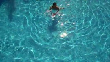 Genç kadın Yüzme Havuzu üzerinde topla oynamayı