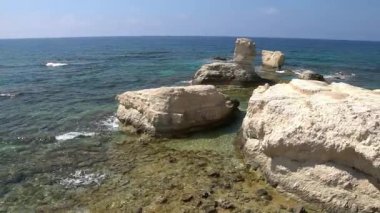Beyaz plaj. Akdeniz. Bir kayalık sahil ile Kıbrıs deniz manzara.