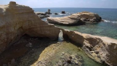 Beyaz plaj. Akdeniz. Bir kayalık sahil ile Kıbrıs deniz manzara.